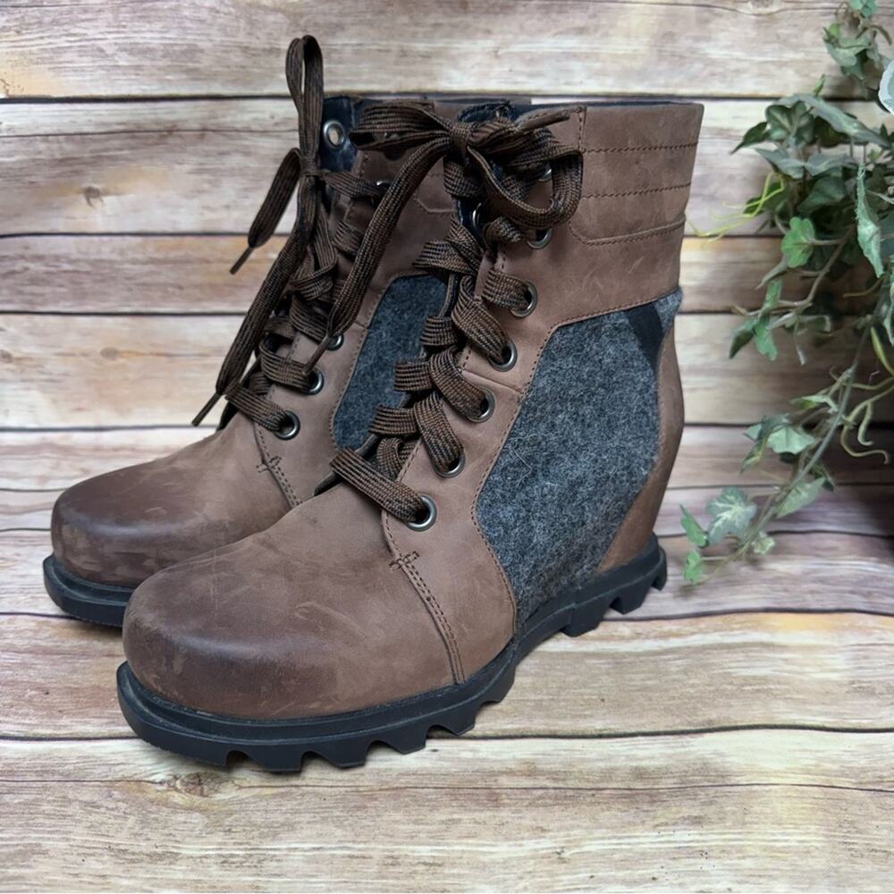 Sorel, Women's Joan of Arctic Wedge III Lexie Boot, Leather and Felt. Size 8.
